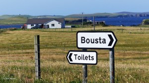 Wegweiser nach Bousta und - kaum kleiner - der Wegweiser zur nächsten Toilette.